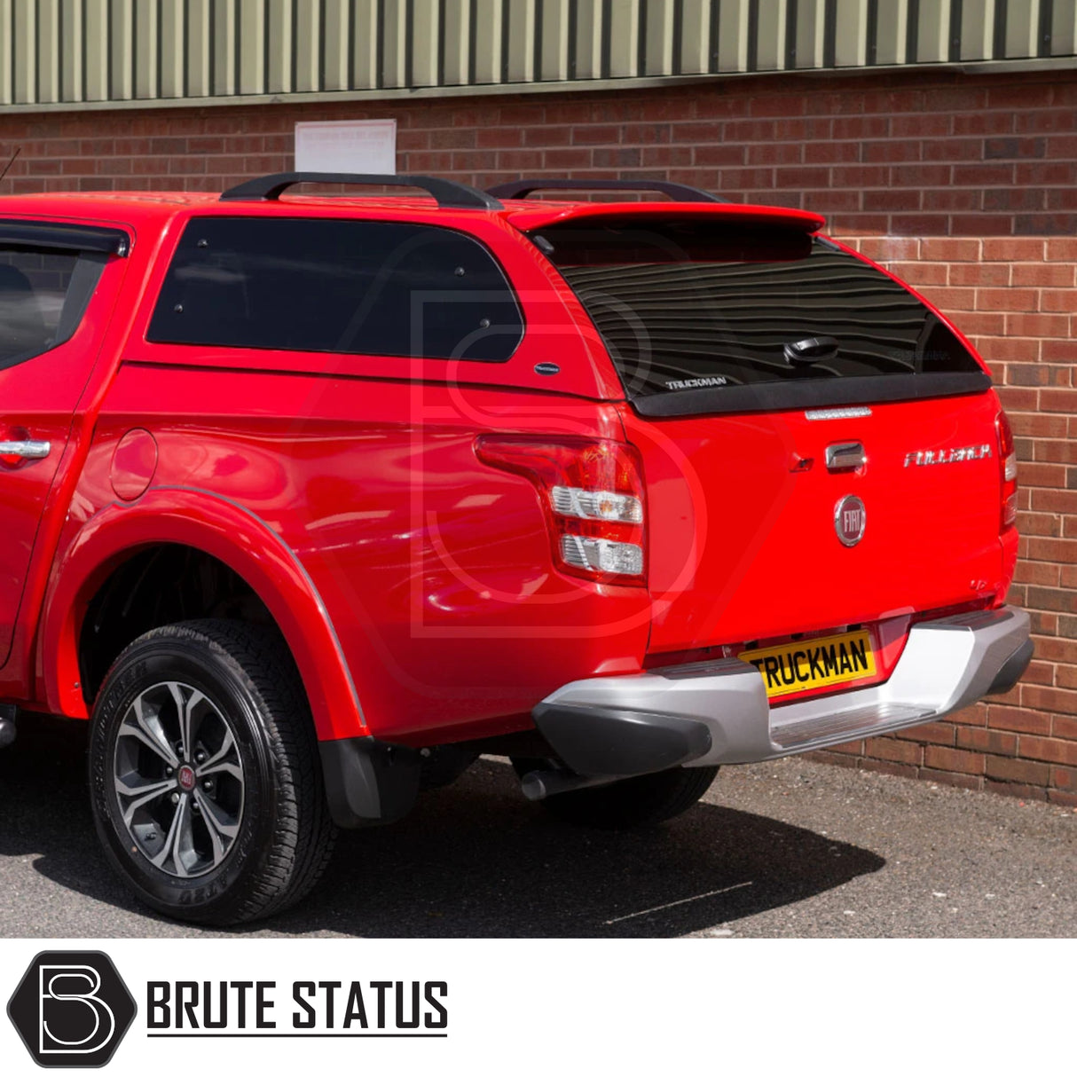 Fiat Fullback/Mitsubishi L200 Truckman Grand Hardtop Canopy with tinted windows and roof racks, enhancing storage and security for 2015-2021 models.
