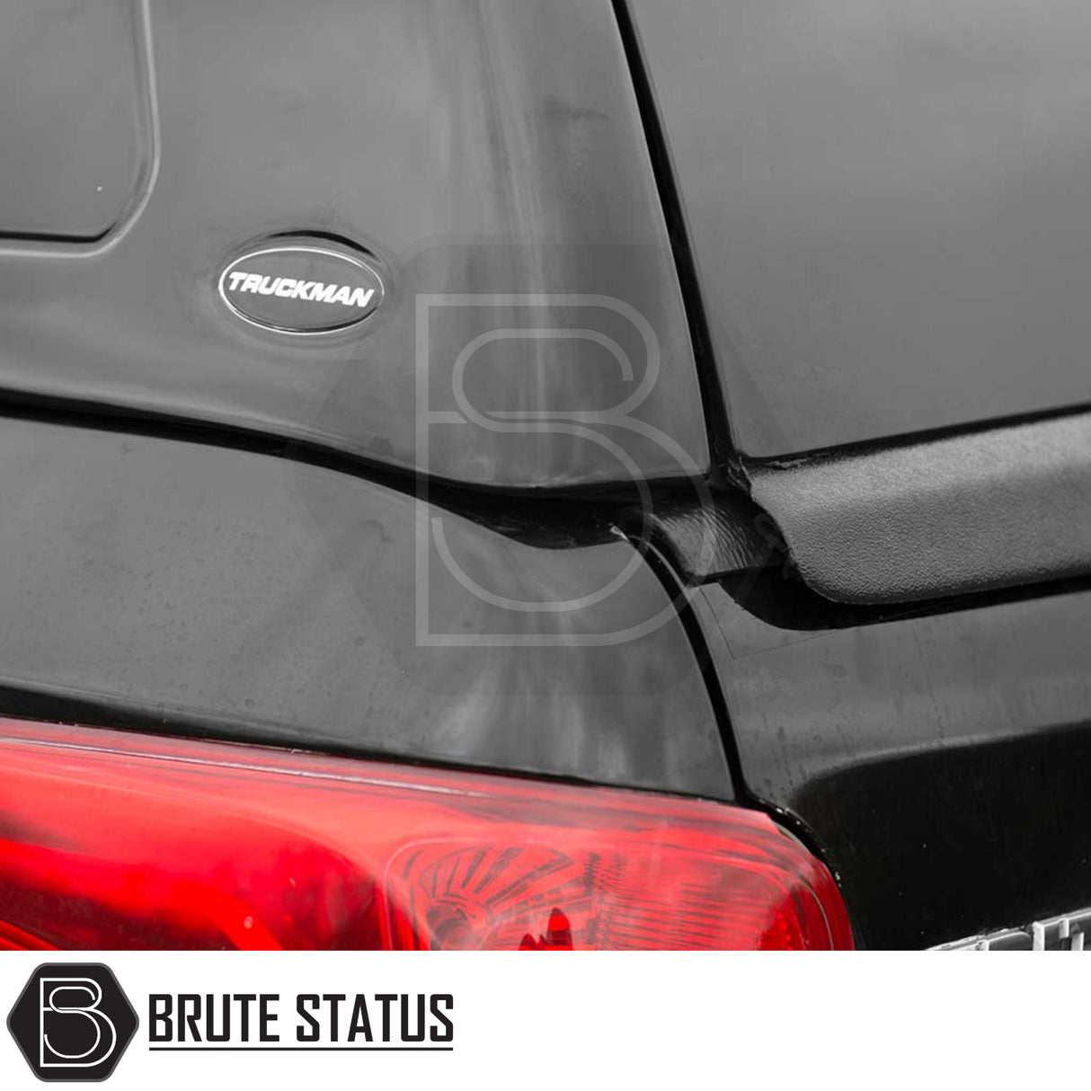 Close-up of a Truckman RS hardtop canopy on a Fiat Fullback/Mitsubishi L200 truck, showcasing its sleek design and remote locking feature.