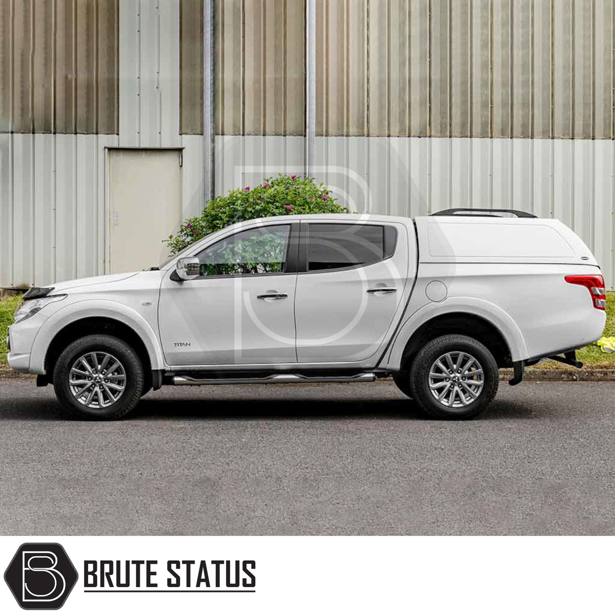 White crew-cab pickup with Titan canopy, featuring a glazed rear window and remote locking, ideal for the Fiat Fullback/Mitsubishi L200 2015-2021.