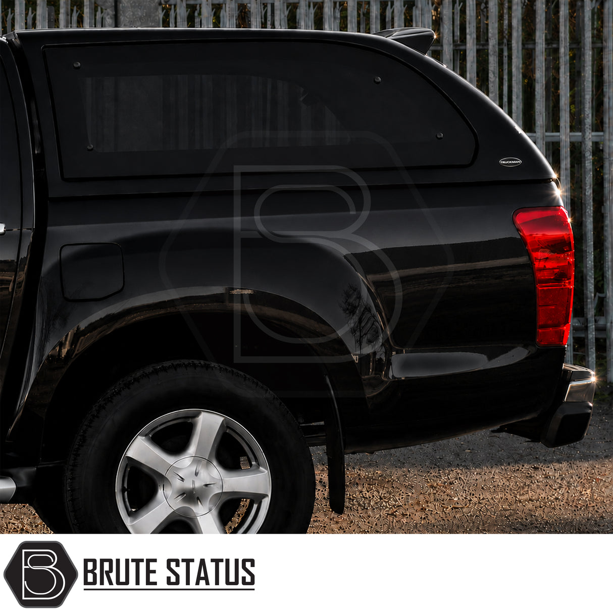 Truckman Grand hardtop canopy for Isuzu D-Max 2012-2021 with remote locking and roof bars