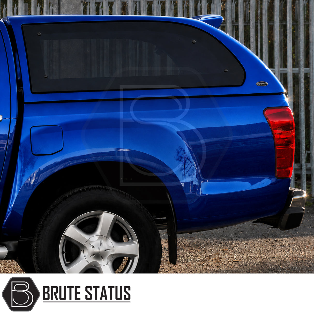 Luxury Isuzu D-Max canopy with pop-out side windows, roof bars and LED interior light