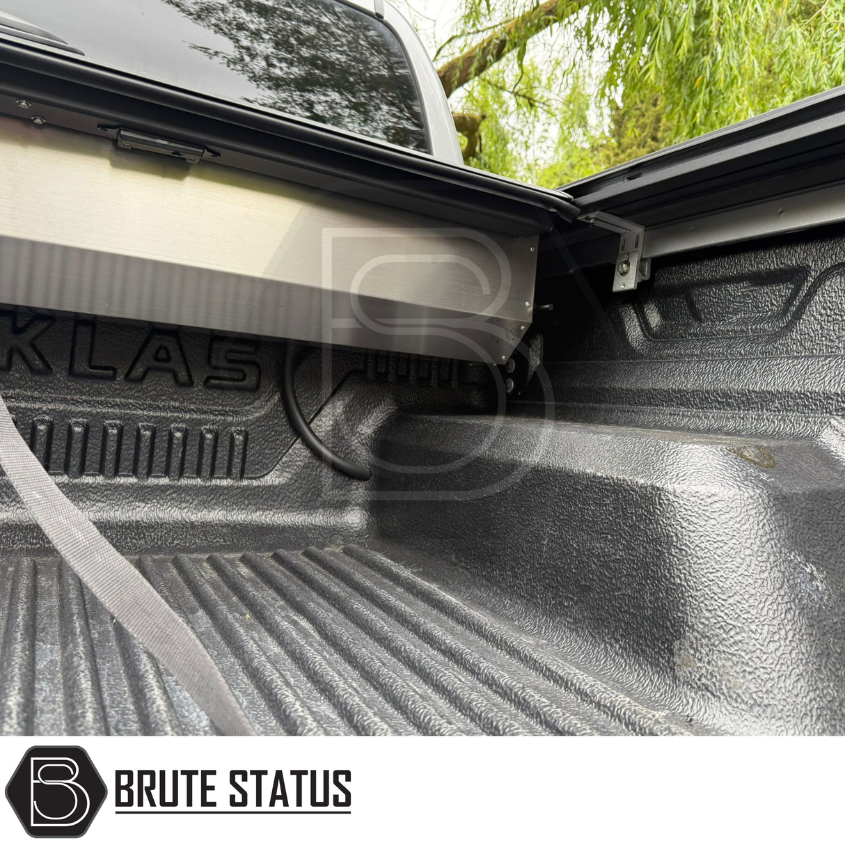 Black manual roller shutter for isuzu dmax 2012-2021 pickup truck. Durable, high-quality design for secure cargo protection and easy manual operation
