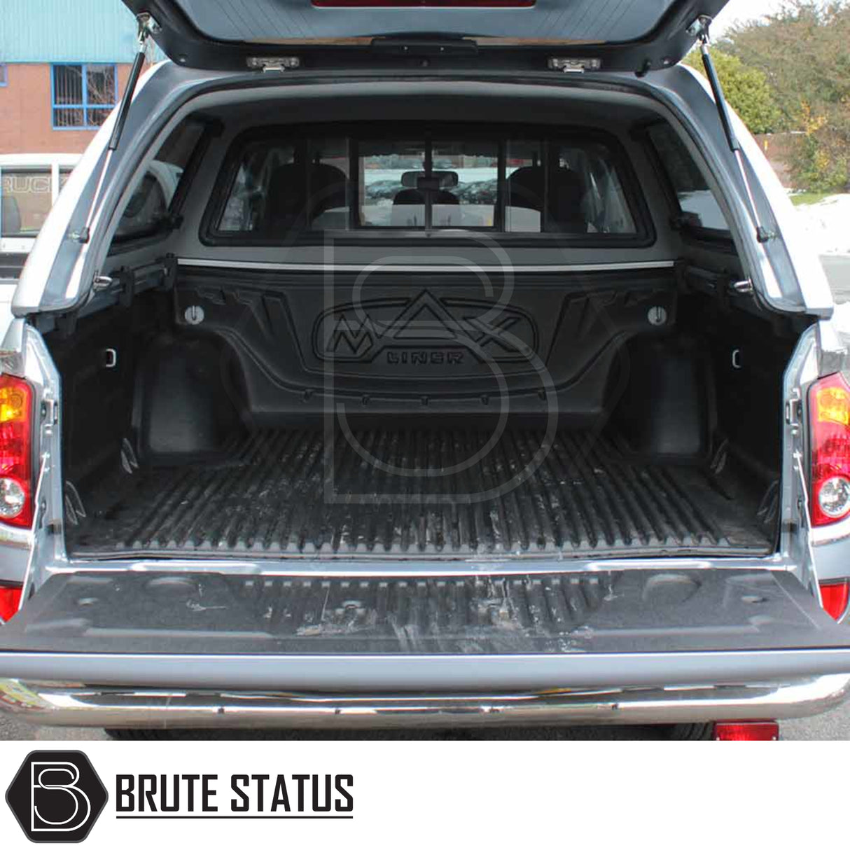 Mitsubishi L200 2010-2015 Truckman Grand Canopy, empty cargo area with hardtop and pop-out windows, emphasizing secure, stylish pickup storage.