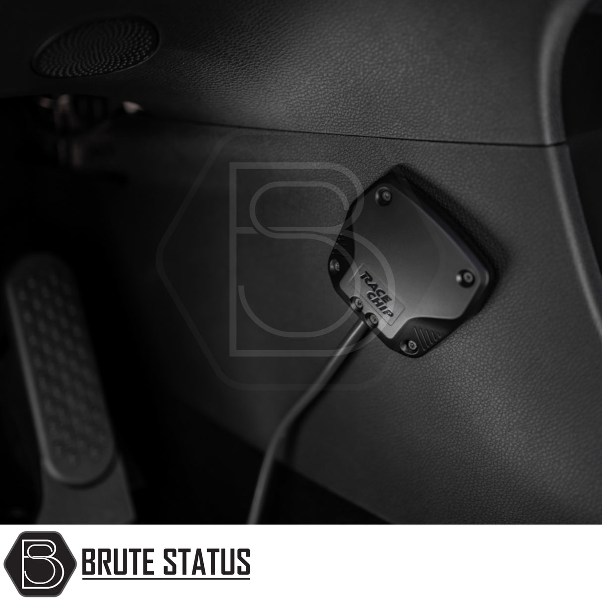 Volkswagen Amarok 2023+ RaceChip XLR5 Throttle Module with App Control enhances throttle responsiveness and offers customizable tuning stages for improved driving dynamics.