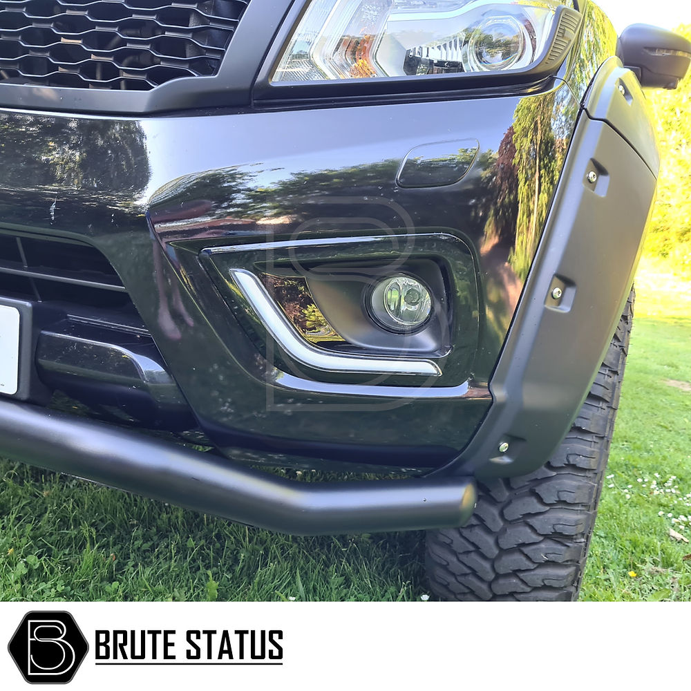 Nissan Navara NP300 2015+ DRL-Nebelscheinwerfereinfassungen (schwarz glänzend)