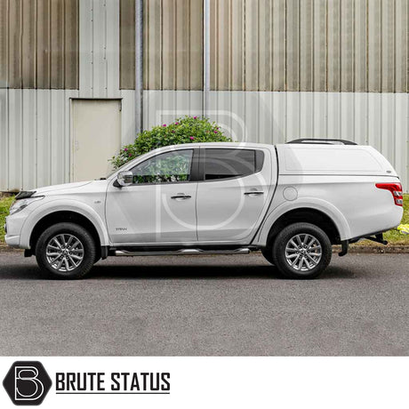 White crew-cab pickup with Titan canopy, featuring a glazed rear window and remote locking, ideal for the Fiat Fullback/Mitsubishi L200 2015-2021.