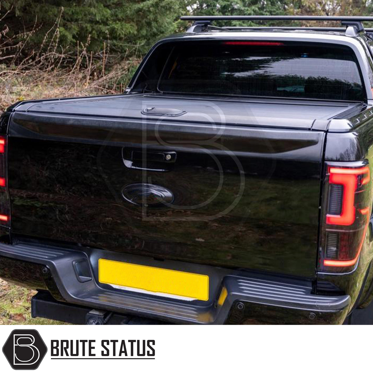 Black manual roller shutter for Ford Ranger Wildtrak 2015-2022 pickup truck. Durable, high-quality design for secure cargo protection and easy manual operation. Perfect fit for Wildtrak models