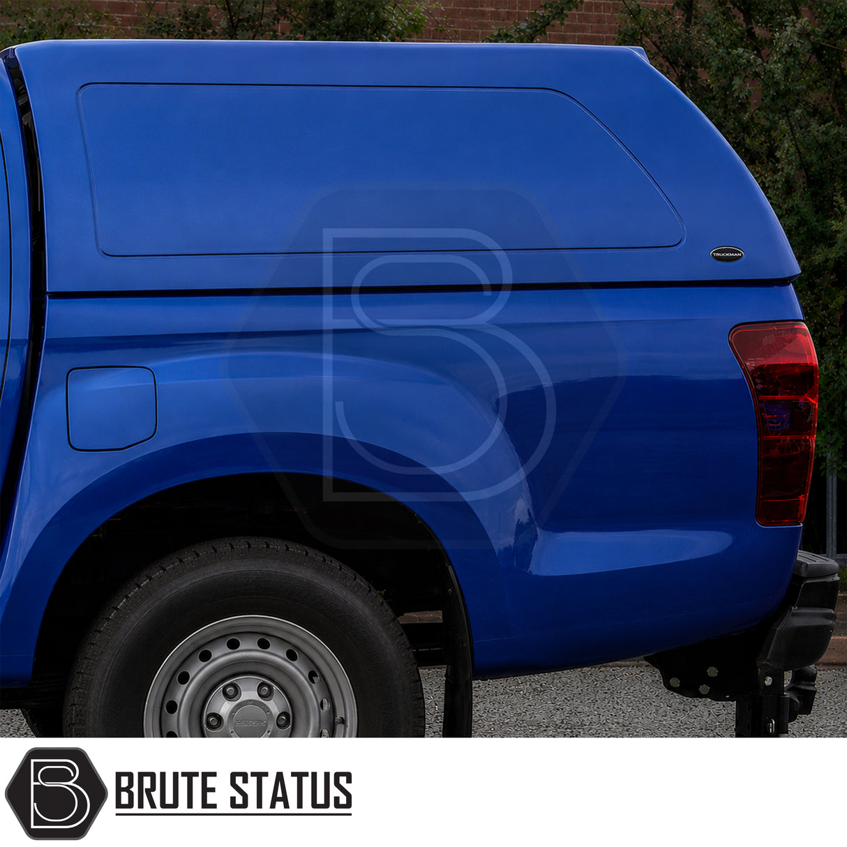 Truckman RS canopy for Isuzu D-Max with TÜV-certified construction and secure storage space